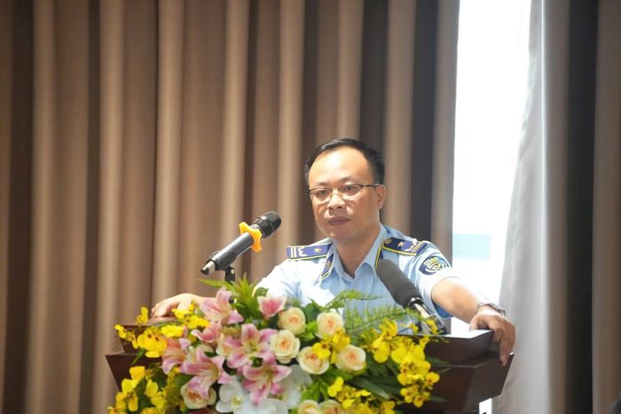 Phó Chi cục trưởng Chi cục Quản lý thị trường thành phố Dương Mạnh Hùng thông tin tại hội nghị. Ảnh: Phạm Hùng