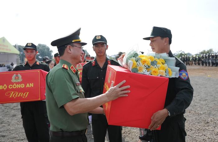 Thứ trưởng Phạm Thế Tùng tặng quà cho các đơn vị tham gia buổi diễn tập.