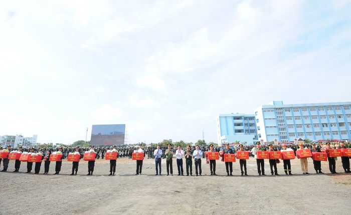 Các đại biểu tặng quà cho các đơn vị tham gia buổi diễn tập.