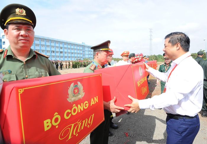 Bí thư Tỉnh uỷ Đắk Lắk Lương Nguyễn Minh Triết tặng quà cho các lực lượng tham gia diễn tập.