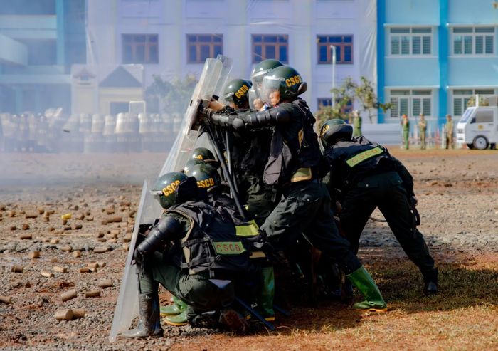 Tình huống giả định các đối tượng quá khích tập trung đông người, gây rối ANTT và chống đối lại lực lượng chức năng.