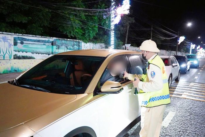 CSGT kiểm tra nồng độ cồn đối với người điều khiển ô tô.