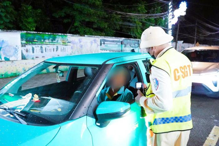 CSGT kiểm tra nồng độ cồn đối với người điều khiển taxi.