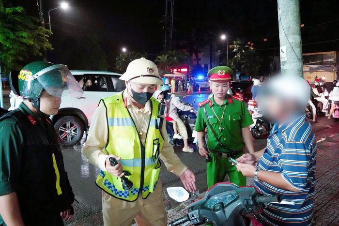 CSGT tuyên truyền nguy cơ mất an toàn khi điều khiển phương tiện sau khi uống rượu, bia.