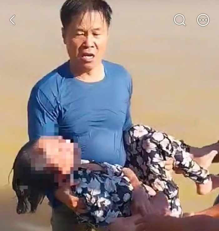 Thượng tá Lê Diệt, Đội trưởng Đội Cảnh sát đường thủy, Phòng CSGT Công an TP Huế cùng người dân bơi ra giữa sông Hương để cứu vớt người phụ nữ đưa vào bờ an toàn.
