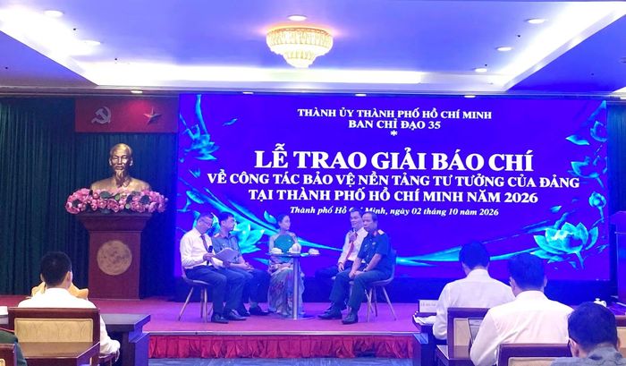 Thành viên Ban Giám khảo và một số tác giả đạt giải giao lưu tại chương trình.