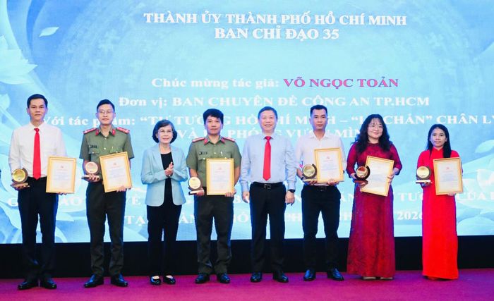 Nguyên Chủ tịch HĐND TP Hồ Chí Minh Phạm Phương Thảo và Trưởng Ban Tuyên giáo Thành ủy Dương Anh Đức trao giải cho các tác giả.