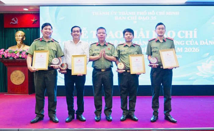 Thượng tá, TS. Lê Hoàng Ngân, Phó Hiệu trưởng Trường Đại học An ninh nhân dân, chúc mừng các tác giả là cán bộ, giảng viên của trường đạt giải.