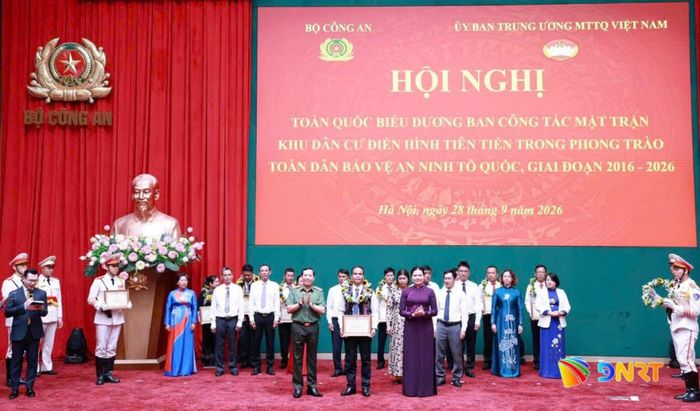 Đại diện Ban Công tác Mặt trận thôn A Duông (nay là thôn La Bớ), xã Đông Giang vinh dự nhận Bằng khen của Bộ trưởng Bộ Công an tại Hội nghị toàn quốc biểu dương Ban Công tác Mặt trận khu dân cư điển hình tiên tiến trong phong trào toàn dân bảo vệ an ninh Tổ quốc giai đoạn 2016-2026.
