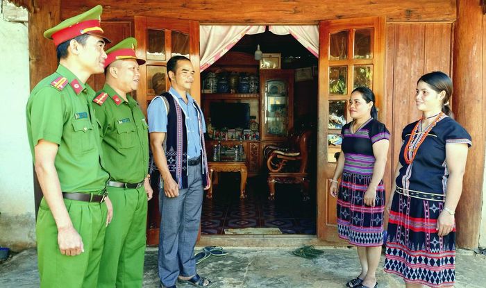 Công an xã Đông Giang cùng cán bộ Ban Công tác Mặt trận thôn La Bớ tuyên truyền, vận động bà con xây dựng cuộc sống văn hóa, văn minh tại khu dân cư.