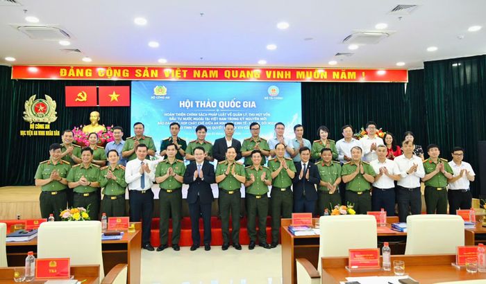 Thứ trưởng Lê Văn Tuyến, Thứ trưởng Trần Quốc Phương cùng các đại biểu chụp ảnh lưu niệm tại hội thảo.