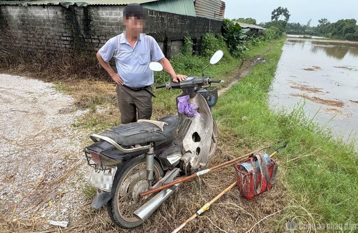 Một trường hợp sử dụng kích điện để đánh cá bị Công an xã Phúc Lộc, Hà Nội phát hiện xử lý.