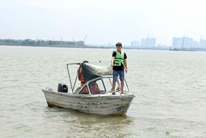 Lực lượng chức năng đưa đối tượng đến hiện trường chỉ dẫn vị trí đối tượng đã sử dụng kích điện để đánh bắt cá.