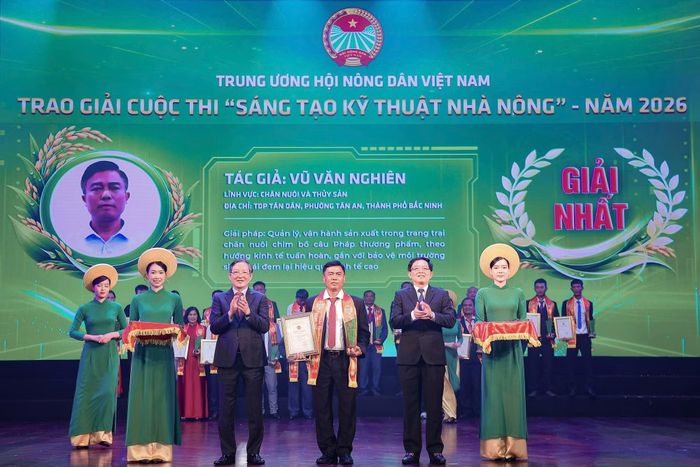 Phó Thủ tướng Chính phủ Hồ Quốc Dũng và Chủ tịch Trung ương Hội Nông dân Việt Nam Lương Quốc Đoàn trao giấy chứng nhận và biểu trưng cho các cá nhân đoạt giải cuộc thi "Sáng tạo kỹ thuật Nhà nông".