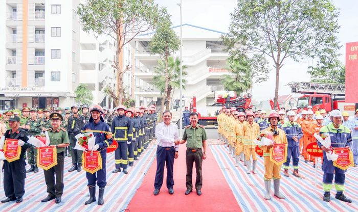 Đồng chí Trần Chí Hùng, Phó Chủ tịch UBND TP Cần Thơ và Thiếu tướng Huỳnh Việt Hòa, Giám đốc Công an TP Cần Thơ tặng hoa, động viên các lực lượng tham gia thực tập phương án.