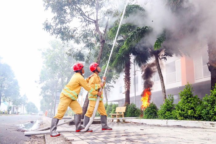 CBCS cùng nhiều phương tiện, thiết bị chuyên dụng được huy động tham gia xử lý tình huống.