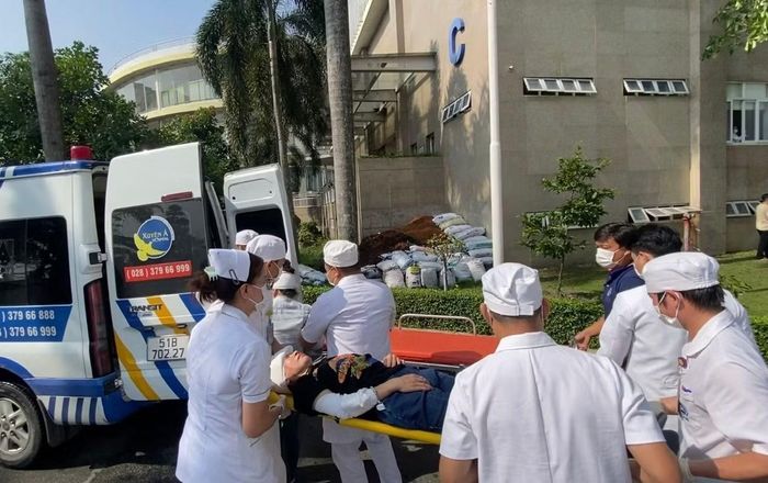 Những bệnh nhân nặng được lực lượng y tế nhanh chóng di chuyển sang khoa cấp cứu.