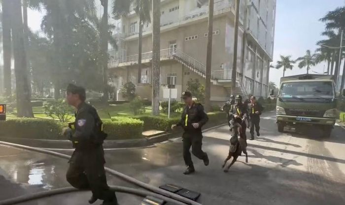 Tổ Cảnh sát Cơ động cùng chó nghiệp vụ thực hiện công tác tìm kiếm nạn nhân trong đám cháy.