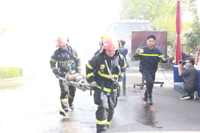 Lực lượng CNCH hỗ trợ ứng cứu nạn nhân mắc kẹt trong đám cháy của buổi diễn tập.