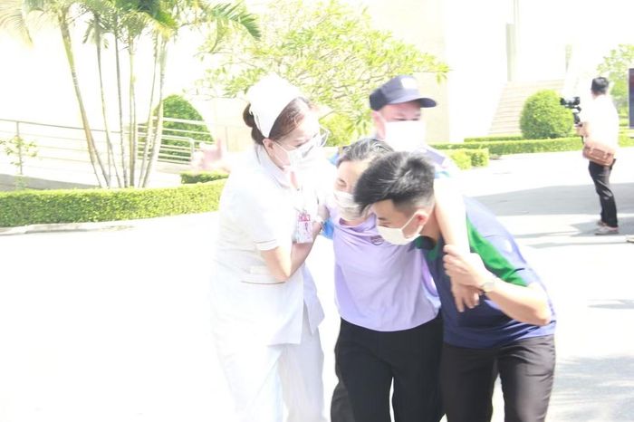 Nhân viên y tế của bệnh viện Xuyên Á thực hiện công tác sơ tán nạn nhân ra khỏi khu vực cháy.