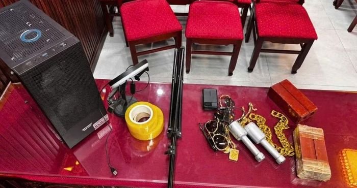 Hoàng Quốc Minh sử dụng đạo cụ giả để gây ấn tượng, tăng tính bạo lực và thu hút sự tò mò của người xem.