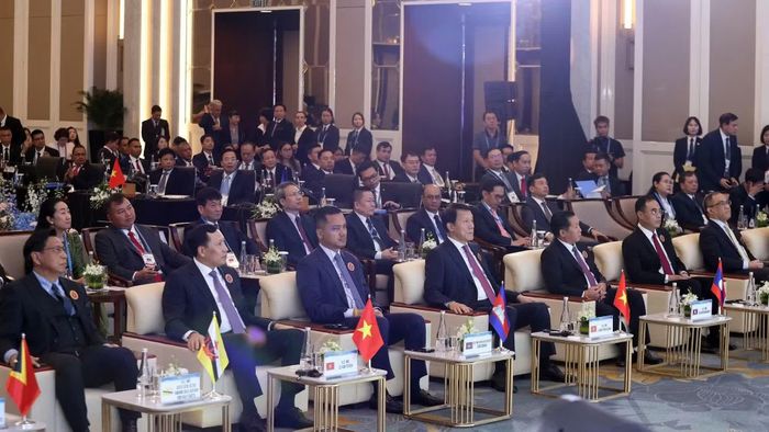 Bộ trưởng Lương Tam Quang với các đại biểu tham dự hội nghị.