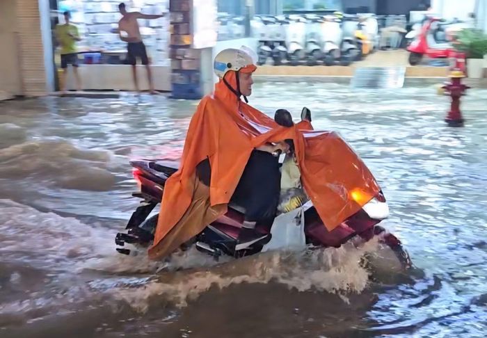 Nhiều tuyến đường trên địa bàn TP Hồ Chí Minh ngập nặng sau cơn mưa tối 1/10/2026.