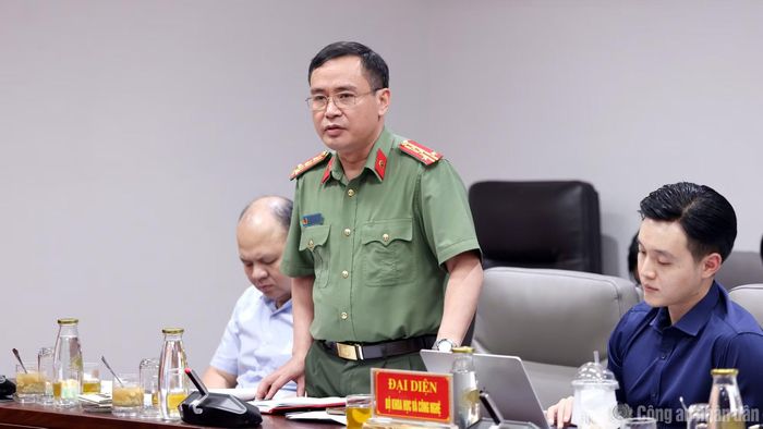 Các đại biểu thảo luận tại buổi làm việc.