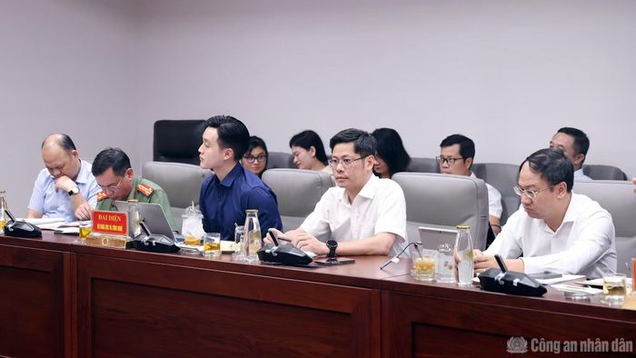 Các đại biểu dự buổi làm việc.