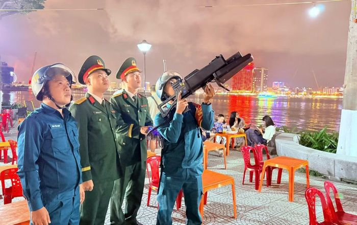 Các mốc phân định vùng cấm bay, vùng hạn chế bay được triển khai tại khu vực CHKQT Đà Nẵng, giúp người dân chủ động nhận biết trước khi vận hành UAV. (ảnh CA ĐN)