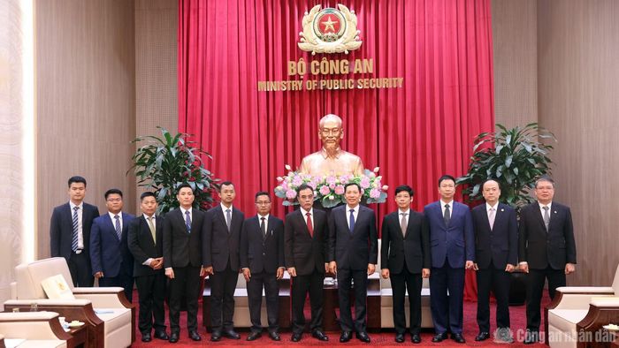 Thứ trưởng Lê Văn Tuyến và Thiếu tướng Min Thu cùng các đại biểu.