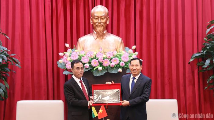 Thiếu tướng Min Thu tặng quà lưu niệm Thứ trưởng Lê Văn Tuyến.