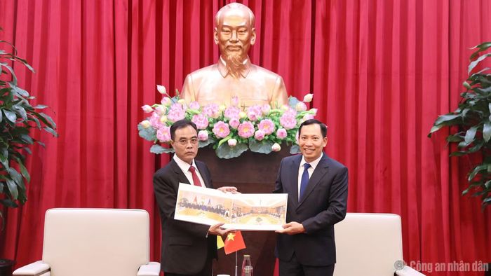 Thứ trưởng Lê Văn Tuyến tặng quà lưu niệm Thiếu tướng Min Thu.
