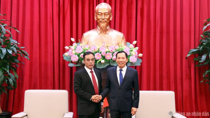Thứ trưởng Lê Văn Tuyến cảm ơn Thiếu tướng Min Thu đã dẫn đầu Đoàn đại biểu cấp cao Bộ Nội vụ Myanmar tham dự Hội nghị.