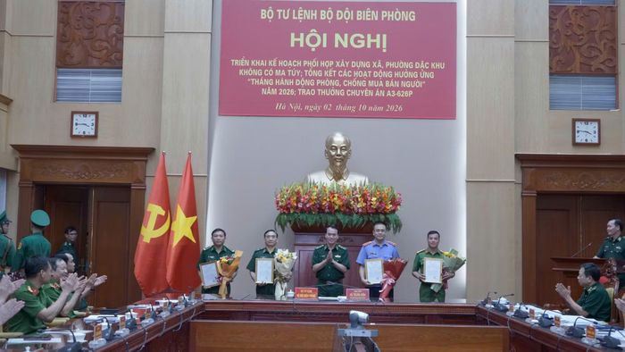 Tư lệnh BĐBP trao thưởng cho các thành viên tham gia chuyên án A3-626p.