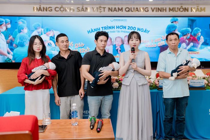 Chị Phạm Hồng Nhung và gia đình có những chia sẻ xúc động tại buổi gặp sáng 2/10.