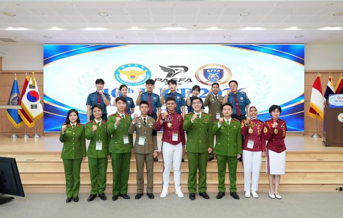 Đội tuyển Học viện CSND chụp ảnh lưu niệm với các đội tham dự cuộc thi.
