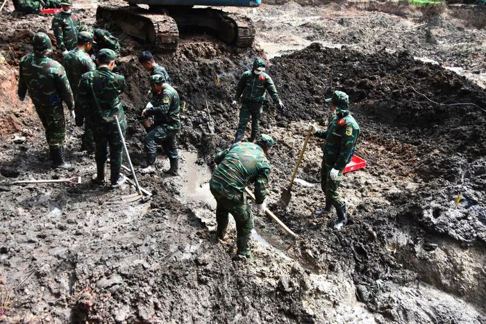 Những ngày qua, điều kiện thời tiết tại TP Hồ Chí Minh có mưa nhiều, nước đọng, khiến việc đào tìm hài cốt liệt sĩ gặp khá nhiều khó khăn...