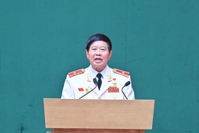 Thiếu tướng Vũ Hùng Vương, Phó Chủ tịch Thường trực Hội Cựu CAND Việt Nam nhiệm kỳ 2023-2026 trình bày Dự thảo Báo cáo kết quả hoạt động nhiệm kỳ I và phương hướng nhiệm kỳ II.