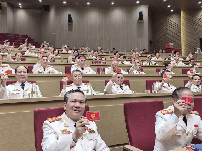Các đại biểu biểu quyết bầu Ban Chấp hành và thông qua nhiều nội dung quan trọng trong chương trình làm việc tại phiên thứ nhất.