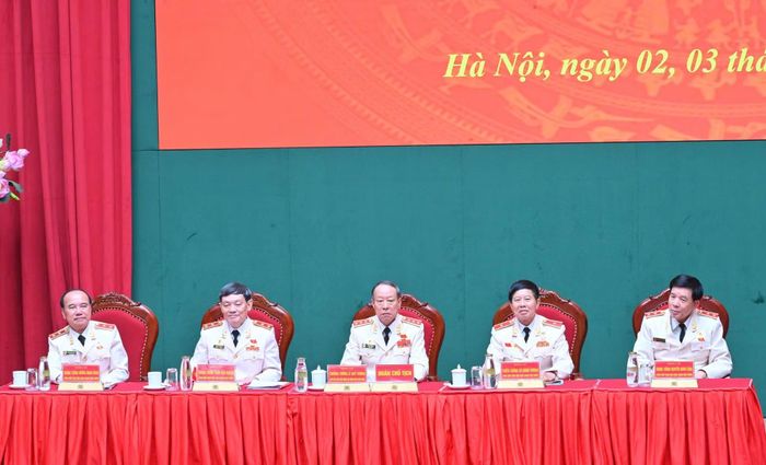 Đoàn chủ tịch điều hành đại hội.