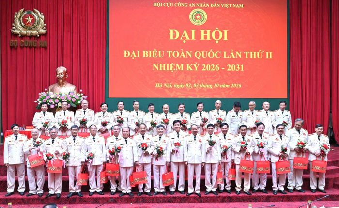 Thượng tướng Lê Quý Vương và Thiếu tướng Vũ Hùng Vương trao quà và tặng hoa ghi nhận những đóng góp của các đồng chí Ủy viên Ban Chấp hành, Chủ tịch Hội Cựu CAND các địa phương nhiệm kỳ 2023 - 2026 không tiếp tục tham gia nhiệm kỳ mới.