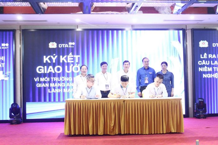 Các KOL ký cam kết cùng chung tay xây dựng CLB Niềm tin số Nghệ An ngày càng lớn mạnh.