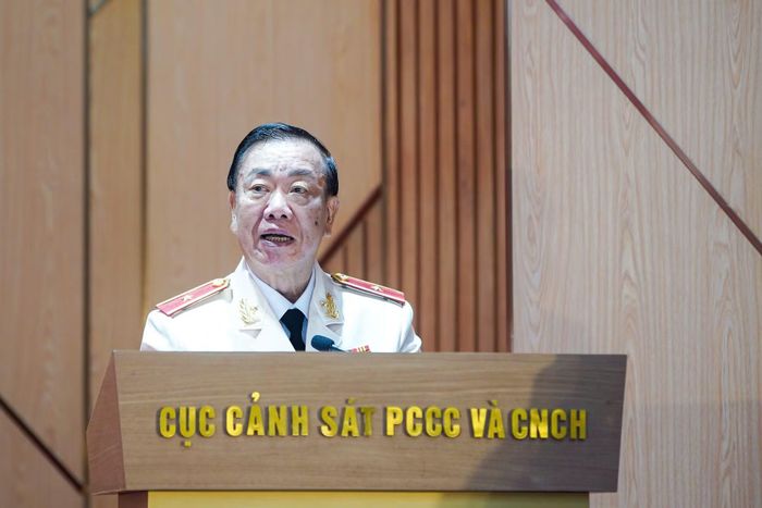 Thiếu tướng Đỗ Văn Sơn, nguyên Cục trưởng Cục Cảnh sát PCCC và CNCH đại diện các cán bộ hưu trí phát biểu tại buổi lễ.