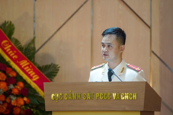Đại uý Nguyễn Thanh Tùng, Bí thư Chi đoàn cơ sở Cục Cảnh sát PCCC và CNCH đại diện thế hệ trẻ phát biểu tại buổi lễ.