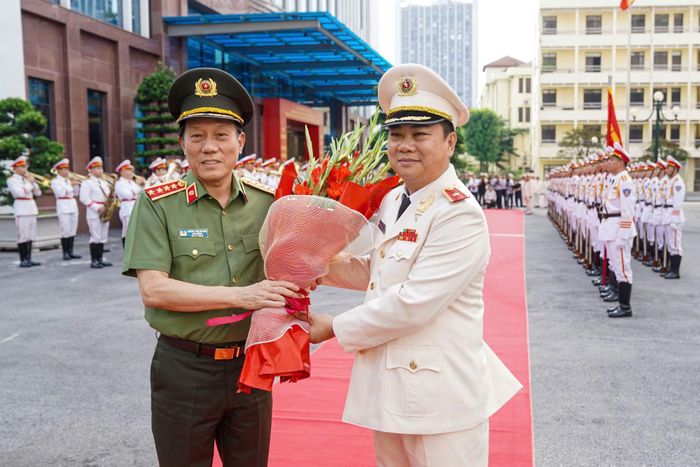 Bộ trưởng Lương Tam Quang duyệt đội danh dự Công an nhân dân.