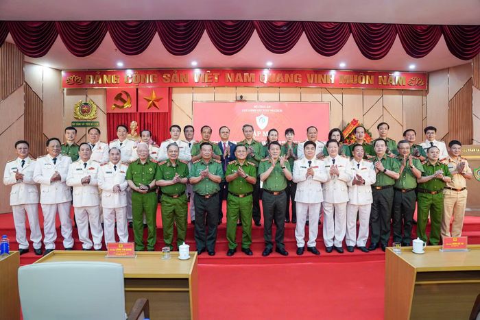Bộ trưởng Lương Tam Quang và các đại biểu dự buổi lễ.