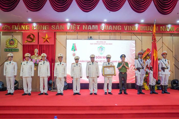 Thừa ủy quyền của lãnh đạo Đảng, Nhà nước, Bộ trưởng Lương Tam Quang trao Huân chương Bảo vệ Tổ quốc hạng Nhất tặng Cục Cảnh sát PCCC và CNCH.
