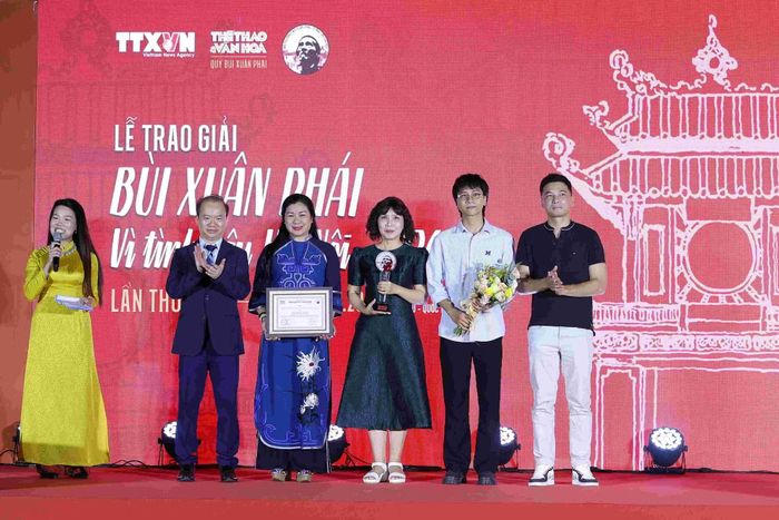 Nhà hát Tuổi trẻ Việt Nam nhận tặng thưởng với vở kịch "Quân khu Nam Đồng".