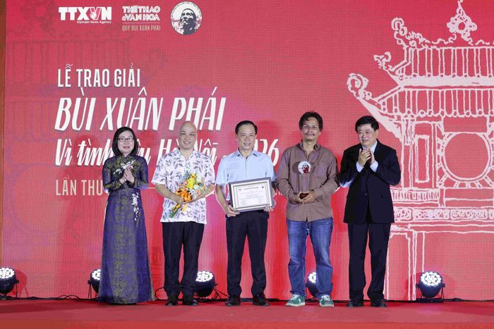 Ban Tổ chức trao Giải Tác phẩm cho ê kíp sáng tạo vở Cải lương “Người con gái Hà Thành”.